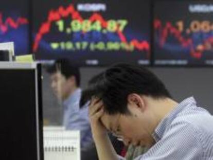 Sede del Korea Exchange Bank junto a unas pantallas informativas que muestran el índice Kospi en Seúl (Corea del Sur). EFE/Archivo