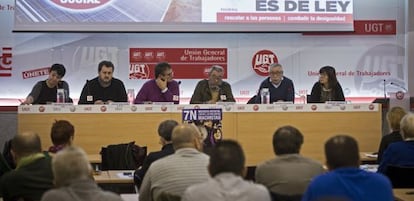 Desde la izquierda: la secretaria de Acción Sindical de USO, Sara García, y el líder de este sindicato, Julio Salazar; el secretario de Participación Sindical e Institucional de UGT, Frederic Monell, y el secretario general de UGT, Cándido Méndez; el líder de CC OO, Ignacio Fernández Toxo, y la secretaria de Movimientos y Redes Sociales de CCOO, Empar Pablo.