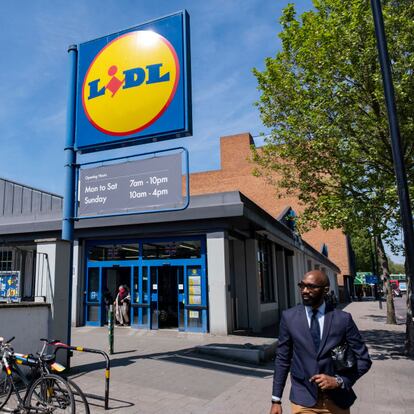 Supermarket chain Lidl store on Old Kent Road on 8th May 2024 in London, United Kingdom. Lidl Stiftung & Co. KG is a German global discount supermarket chain, that operates over 10,000 stores across Europe and the US. It belongs to Dieter Schwarz, who also owns the store chains Handelshof and hypermarket Kaufland. With its low price, discount approach, Lidl is rapidly becomming serious competition to the big four supermarkets in the UK. (photo by Mike Kemp/In Pictures via Getty Images)