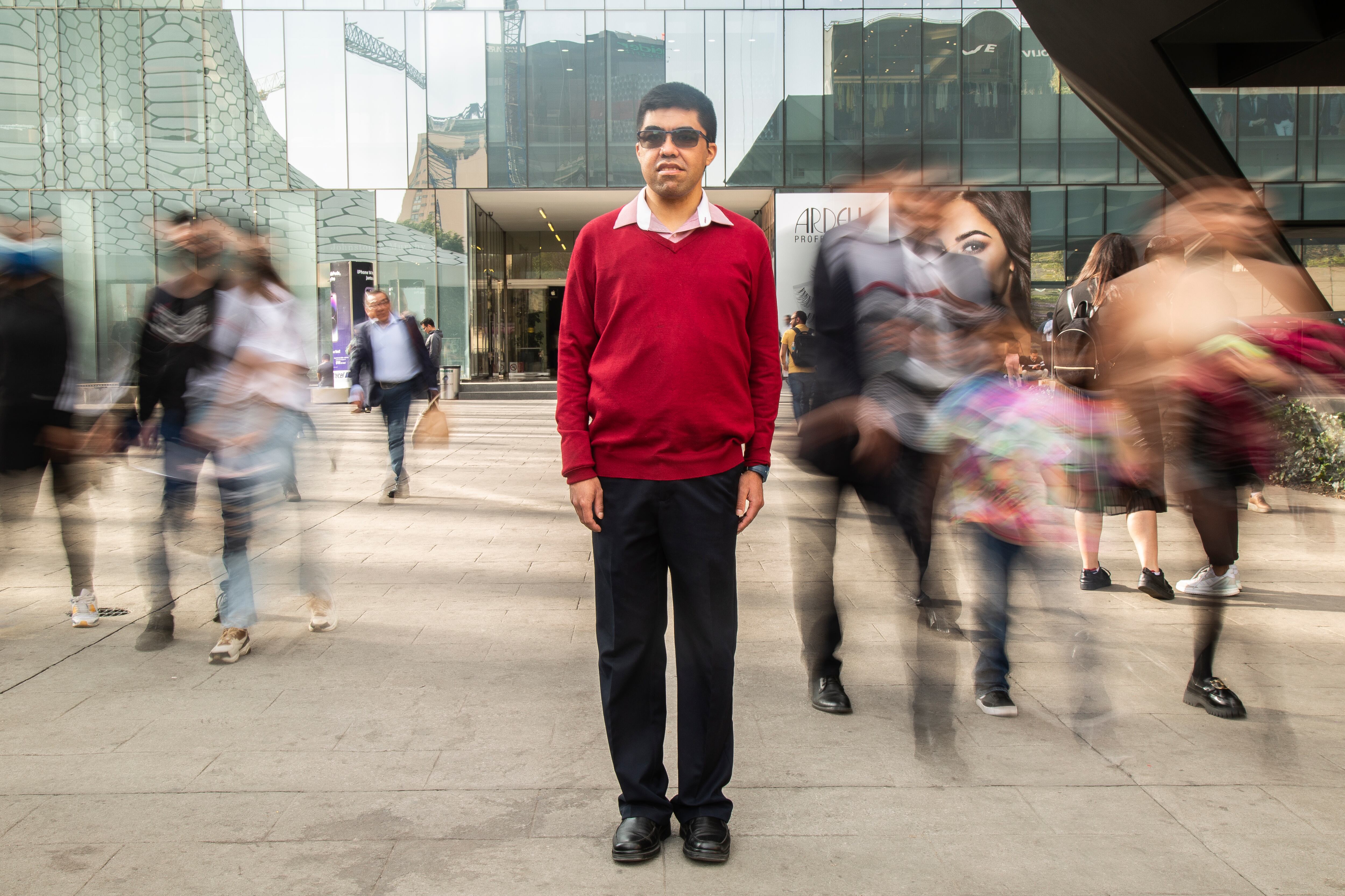 Ricardo Adair, a la salida de su trabajo en el Museo Soumaya de Ciudad de México. 