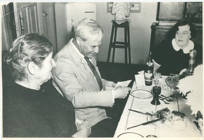 Pasternak lee el telegrama de concesión del Nobel 
de Literatura acompañado de su esposa, Zinaída.