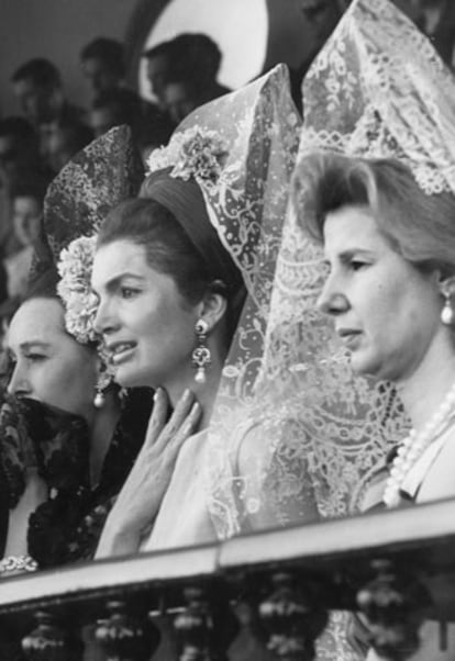 Sevilla, 20 de abril de 1966. La viuda del presidente de Estados Unidos, Jacqueline Kennedy (c), acompañada por la duquesa de Alba (d) y la condesa de Quintanilla, asiste a una corrida de feria en la Maestranza ataviada con una mantilla española y peineta.