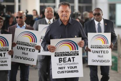 El reverendo Jessie Jackson en una protesta contra United Airlines.