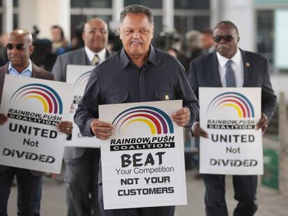 El reverendo Jessie Jackson en una protesta contra United Airlines.