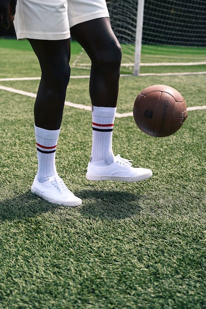 El jugador del F. C. Barcelona Samuel Umtiti, con la colección cápsula que Browne ha diseñado para el club.