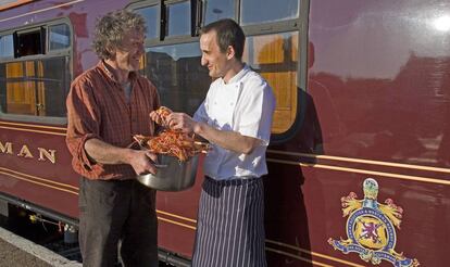 Un cocinero del tren de lujo ‘Belmond Royal Scotsman’ revisa el producto.