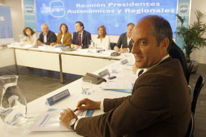 Francisco Camps, en primer término, durante la reunión celebrada ayer en la sede central del PP.