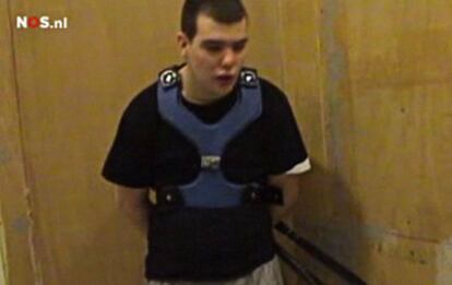 El joven Brandon, de 18 años, en la celda donde lleva atado, con un arnés y una correa sujeta a la pared, desde 2007. Captura de un vídeo difundido por la Fundación de Radiodifusión Holandesa (NOS, por sus siglas en holandés) en su web.