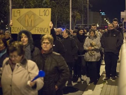 Una imagen de una protesta de vecinos de Zona franca que quieren que la linea 9 de Metro llegue a la Zona franca.