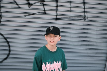 Dylan en una foto reciente cedida por él con la nueva gorra de Dylan's T-Shirt Club de la que pondrá 60 unidades a la venta el 4 de septiembre.