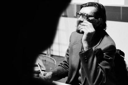 Julio Cortázar retratado en París en 1980.