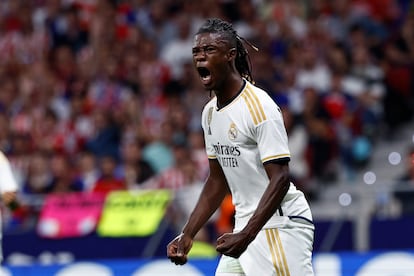 El centrocampista francés del Real Madrid Eduardo Camavinga celebra el gol marcado por Kroos.