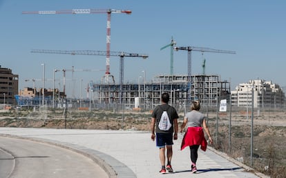 El Cañaveral, Construcción, Gruas.