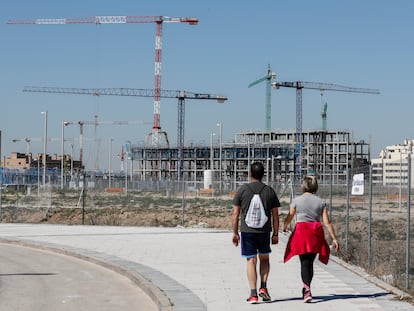 El Cañaveral, Construcción, Gruas.