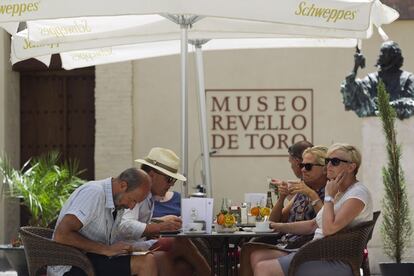 Turistas en la terraza de un bar de las inmediaciones de la catedral de Málaga.