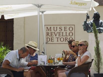 Turistas en la terraza de un bar de las inmediaciones de la catedral de Málaga.