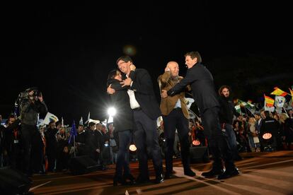 En candidato a la presidencia de la Junta, Juan Marín abraza a la líder del partido en Cataluña, Inés Arrimadas, durante el acto de cierre de campaña electoral celebrado en Sevilla, el 30 de noviembre de 2018. Detrás Albert Rivera