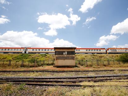 Un tren de pasajeros SGR pasa por la ciudad de Sultan Hamud, Kenia, el 13 de febrero de 2019.