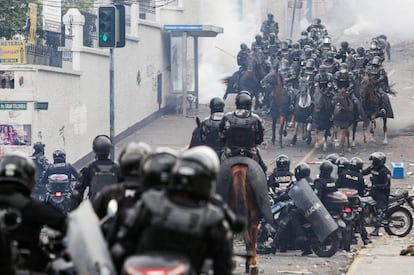 La policía antidisturbios montada cerca de la Asamblea Nacional durante las protestas de este martes contra las medidas económicas del presidente ecuatoriano, Lenín Moreno.