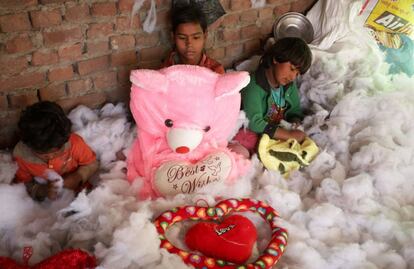 Niños trabajan en la elaboración de regalos con forma de corazón y osos de peluche para la celebración de San Valentín, en Jammu (India).