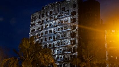 El edificio devastado por el fuego en el barrio de Campanar, de Valencia.