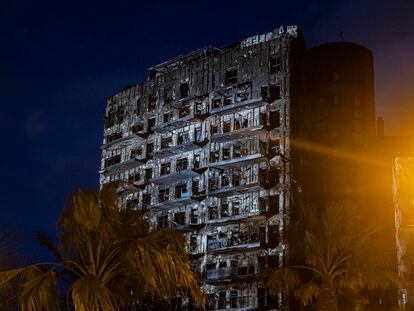 El edificio devastado por el fuego en el barrio de Campanar, de Valencia.