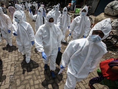 Sanitarios un una zona residencia en la India.