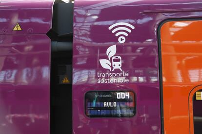 El primero Avlo con viajeros ha partido, aún en pruebas, a las 11 de la mañana de Madrid con un tren de 12 coches y 438 plazas. Renfe ha remodelado cinco unidades de la serie 112 de Talgo y espera 30 nuevos trenes del modelo Avril. Este último tendrá 581 asientos en el servicio de bajo coste.