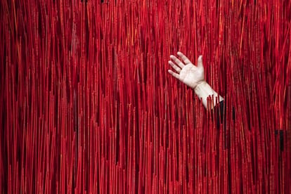 El brazo de la artista rusa Alla Urban se ve entre su obra de arte "La pregunta" mientras posa para los fotógrafos en la exposición "Del hierro a una gota de luz" en la Galería Tretyakov Picture en Krymsky Val en Moscú, Rusia.