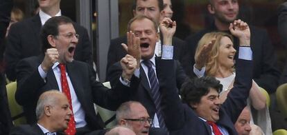 Rajoy celebra el gol de Espa&ntilde;a a Italia en Gdansk, en la Eurocopa 2012.