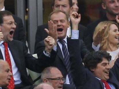 Rajoy celebra el gol de Espa&ntilde;a a Italia en Gdansk, en la Eurocopa 2012.