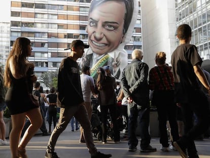 O boneco inflável de Bolsonaro entre pedestres na avenida Paulista no domingo.