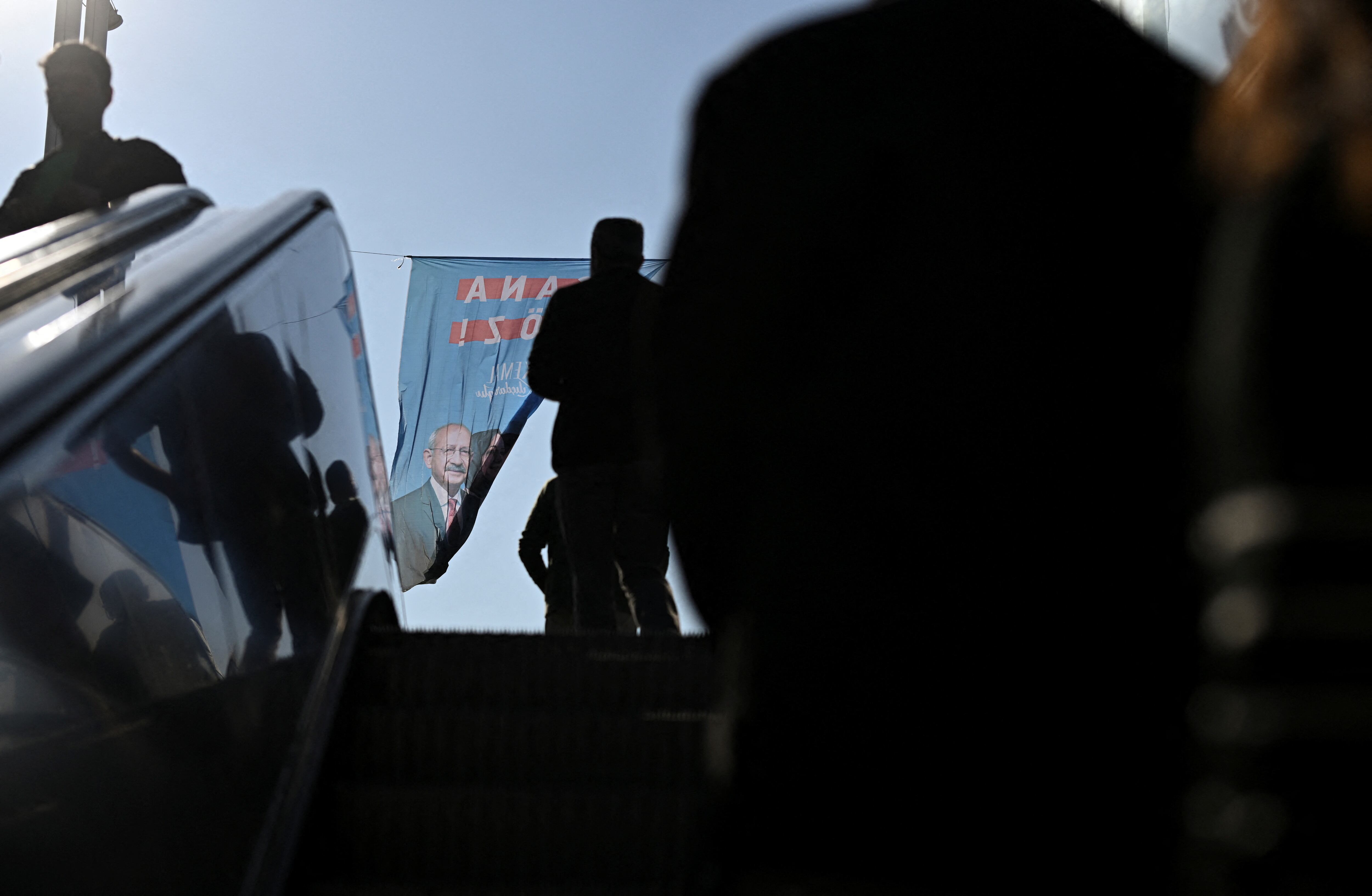 Un cartel de propaganda electoral con la imagen de Kemal Kiliçdaroglu, el sábado en Estambul.