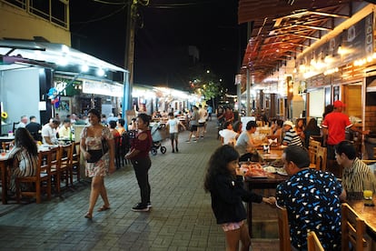 Restaurantes en 'la calle de los quioscos', la calle Charles Binford, en Puerto Ayora.