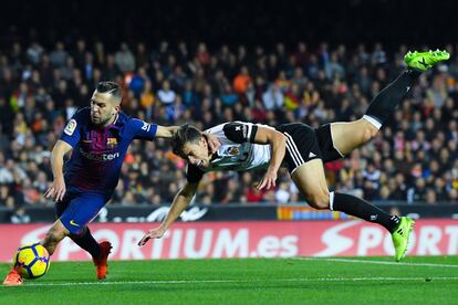 Jordi Alba del Barcelona y Gabriel Paulista.