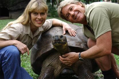 Harriet, junto al naturalista Steve Irwin y su esposa en el zoo donde reside.