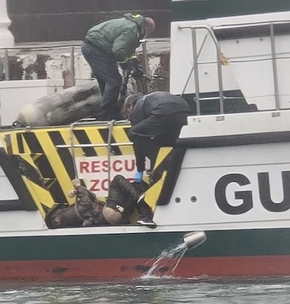 La Guardia Civil recupera el cadáver de un hombre en el puerto de Barcelona.