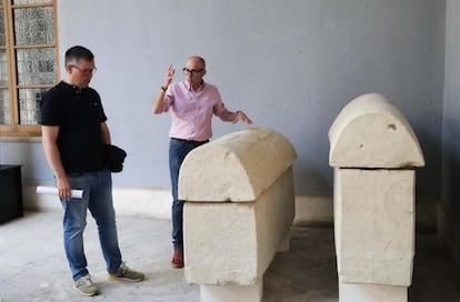 Dos especialistas ante unos sarcófagos de la época visigoda (s. VI), en el Museo Provincial de Burgos el pasado 9 de junio.