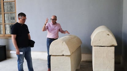 Dos especialistas ante unos sarcófagos de la época visigoda (s. VI), en el Museo Provincial de Burgos el pasado 9 de junio.