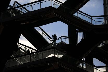 Un trabajador camina por la estructura de la escalera 'Vessel', conocida como la Torre Eiffel de Nueva York, y emplazada dentro del nuevo barrio de Hudson Yards