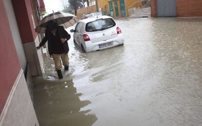 Un hombre camina por una calle anegada en Algeciras.