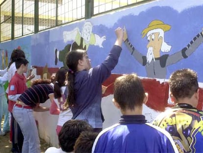 Alumnos del colegio Miguel de Cervantes de Marbella (Málaga), durante un concurso de pintura sobre <i>El Quijote.</i>