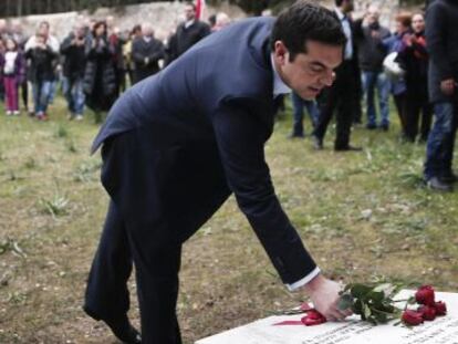 El primer ministro griego, Alexis Tsipras, en un acto en de homenaje a las v&iacute;ctimas de los nazis en Atenas, un gesto sin precedentes por parte un jefe de Gobierno reci&eacute;n estrenado.