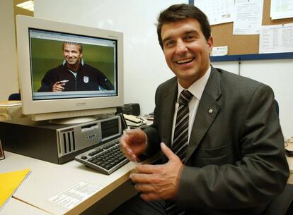 Joan Laporta ensenyant una foto de David Beckham, jugador que va voler i no va poder fitxar, en una entrevista el 2003.