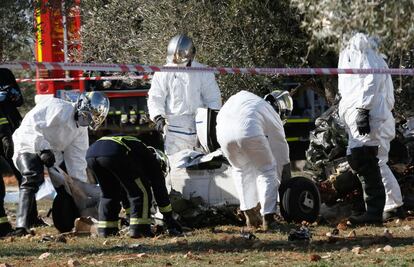 El accidente ha ocurrido sobre las dos de la tarde en las afueras de Perales de Tajuña -localidad ubicada a 38 kilómetros al sureste de la capital-, cerca ya del límite con Valdilecha, donde la avioneta, que había despegado de Sabadell (Barcelona) y se dirigía hacia el aeródromo de Cuatro Vientos, se ha precipitado contra un árbol y ha ardido, han informado fuentes de la investigación.