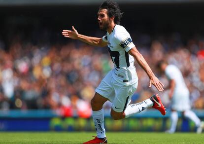 Arribas celebra un gol con Pumas.