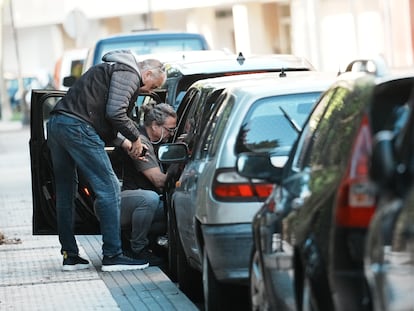 Agentes de la Ertzaintza investigan en el lugar de los hechos este martes.