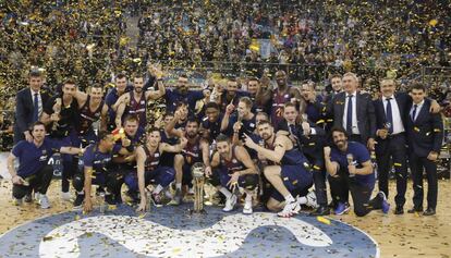 Los jugadores del Barça posan con el título de Copa.