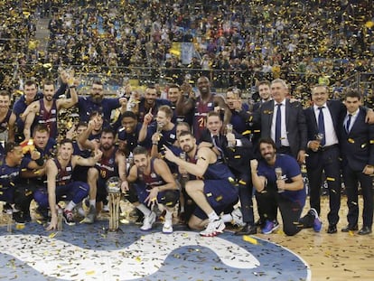 Los jugadores del Barça posan con el título de Copa.