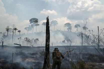 Un soldado brasileño trata de apagar los incendios de la región de Nova Fronteira en Novo Progresso (Brasil) el martes 3 de septiembre de 2019. El lunes 9 de septiembre comenzó el 42° período de sesiones del Consejo de Derechos Humanos que tendrá su fin el 27 de septiembre y en el que se debatirá cómo gestionar los incendios que siguen afectando a la selva amazónica.